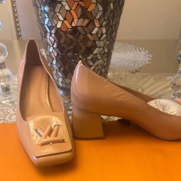 LV Very Comfortable and Stylish Pumps - Picture 3 of 3